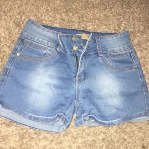 Size 3 booty poppin’ shorts